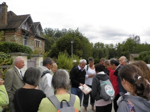 Un groupe de promeneurs accompagné par Michel Saintoul, guide du Parc Naturel Régional du Vexin français, lors des Journées du Patrimoine 2011