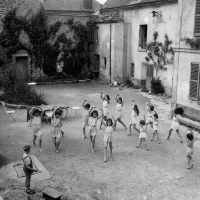 Cours de danse « Isadora Duncan » dans la maison familiale sur la place H. Daumier dans les années 1960