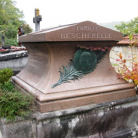 Le bas-relief en bronze qui orne sa tombe est l’oeuvre de Geoffroy Decheaume, qui repose dans le même cimetière.