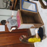 Les enfants peignent la boite